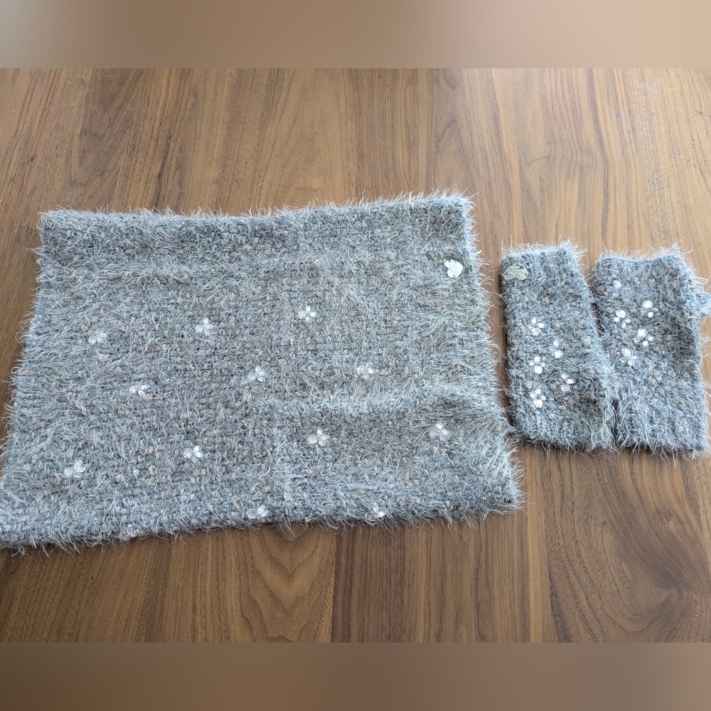 Betsey Johnson cowl and mitt set